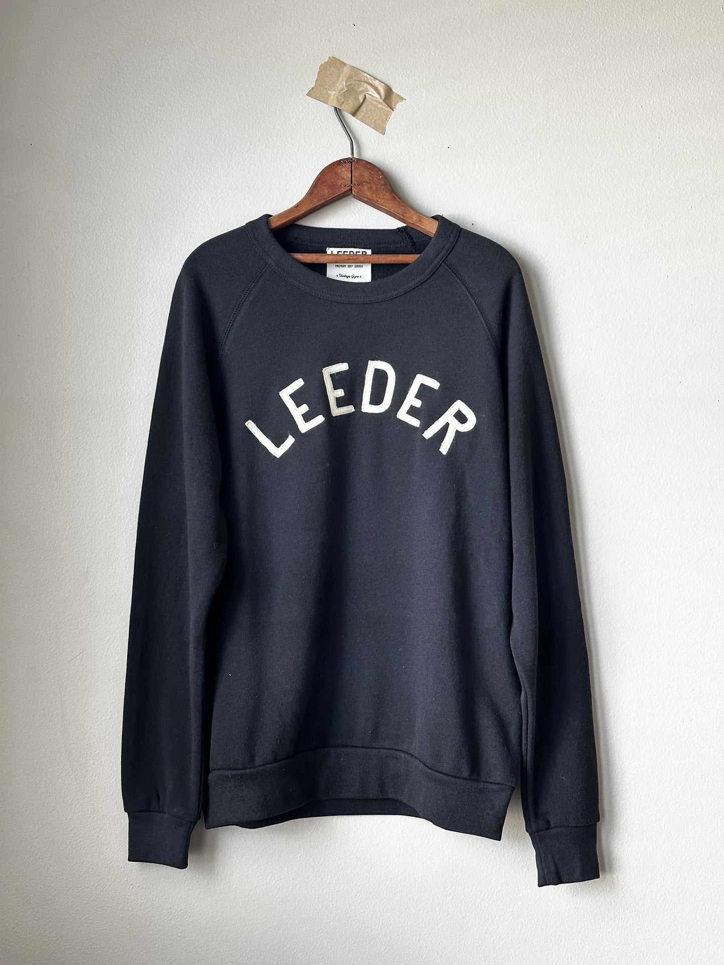 LEEDER APPLIQUE SWEATSHIRT | ECO TRUE BLACK